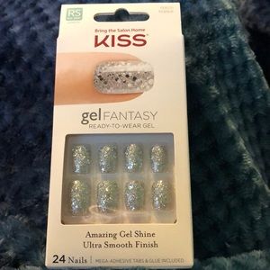 Kiss gel set ready to wear nail set.